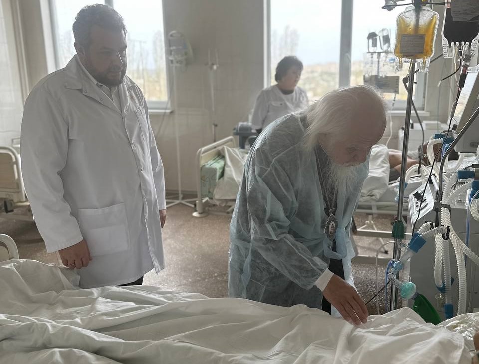 Епископ Пантелеимон навестил пациентов Горловской больницы