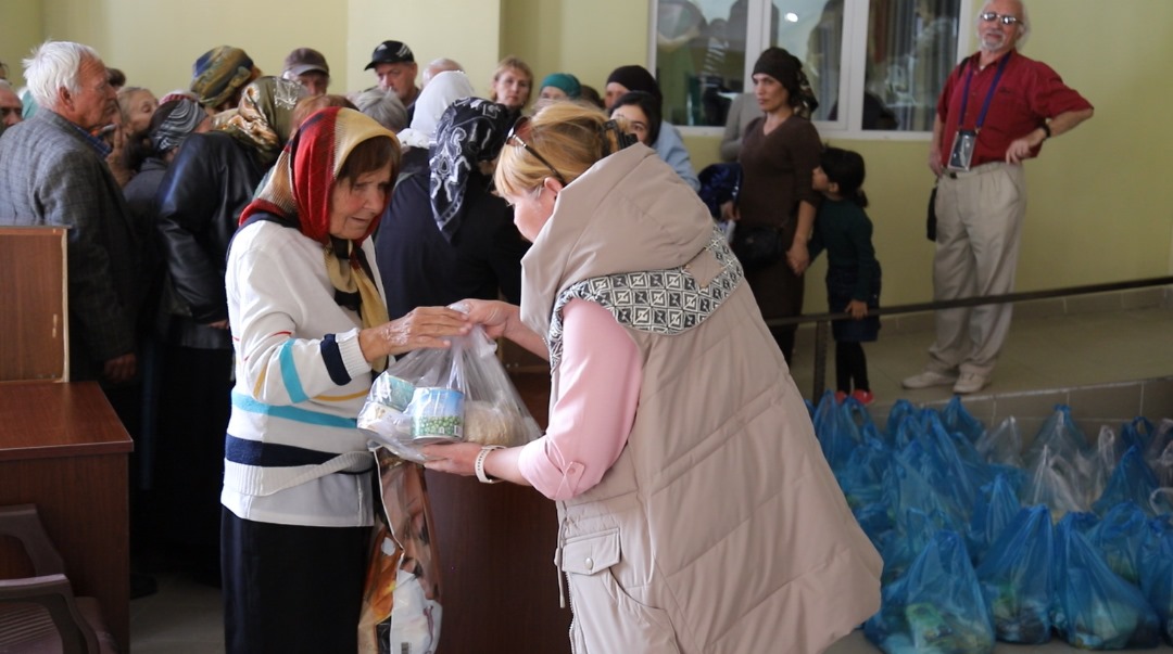 Передача продуктовой помощи в Душанбинской епархии. Фото: официальный сайт Ейской епархии
