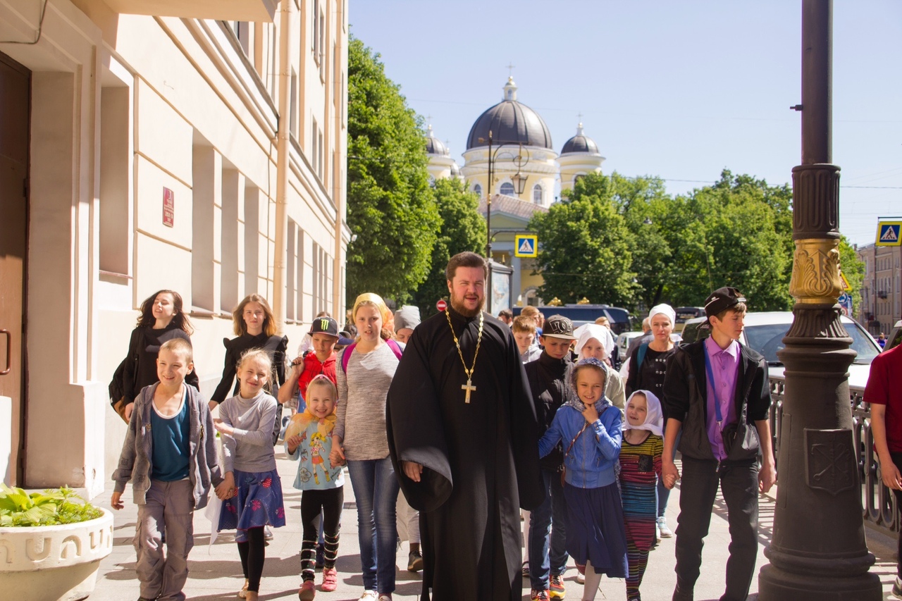 Руководитель православной школы приемных родителей «Умиление» священник Феодосий Амбарцумов, отец 16 приемных детей