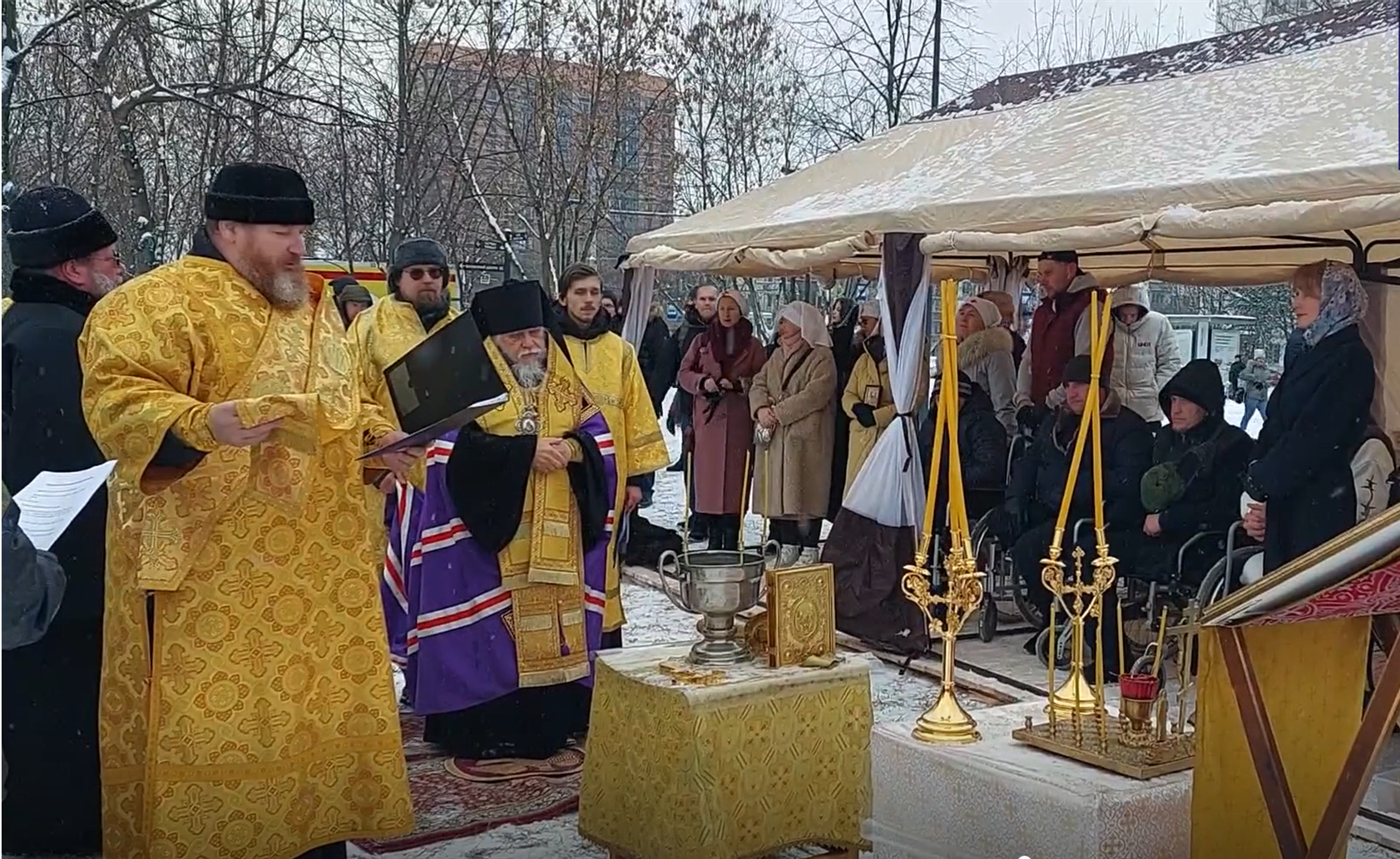Епископ Пантелеимон совершает молебен на начало строительства храма