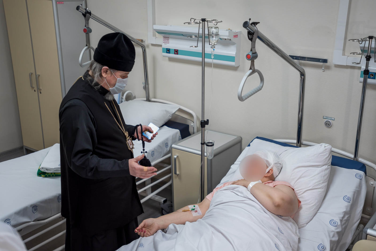 Митрополит Иоанн посещает пострадавших в больницах Белгорода. Фото: Белгородская епархия