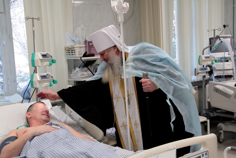 Митрополит Хабаровский и Приамурский Артемий посещает раненых в госпитале. Фото: официальный портал Приамурской митрополии