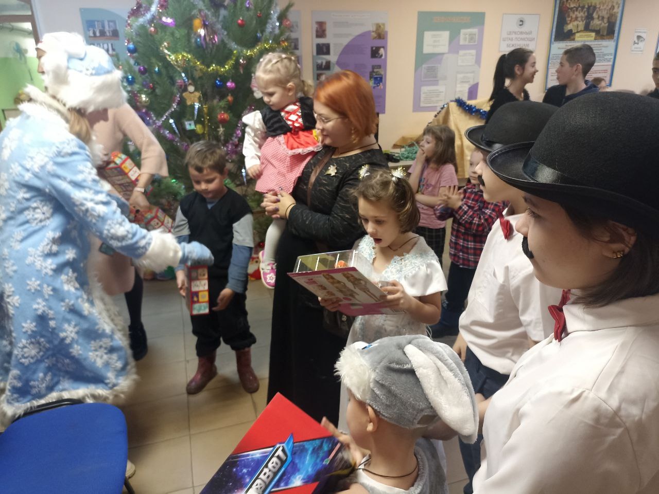 Новогодний праздник в церковном штабе помощи беженцам в Белгороде