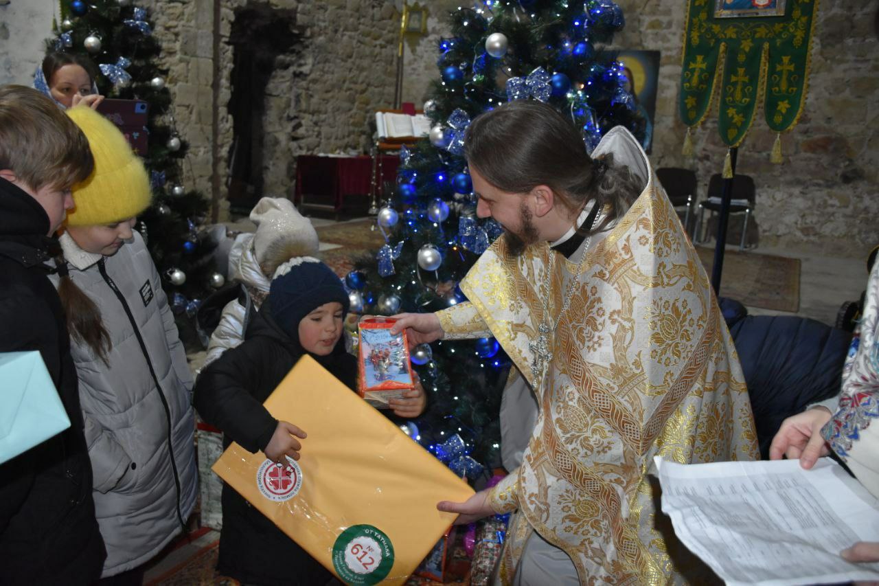 Служба «Милосердие Казань» передала адресные подарки для детей Лисичанска