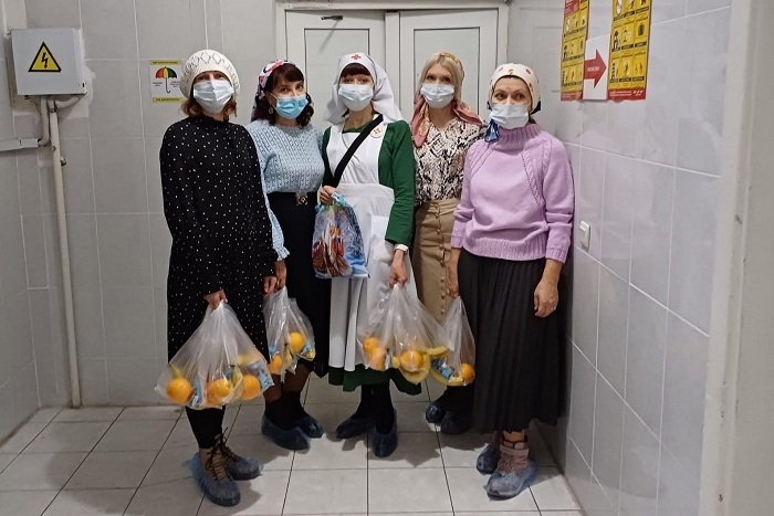 Волонтеры и сестры милосердия посещают подопечных службы «Милосердие». Фото: официальный сайт Митрополичьего округа в Республике Казахстан