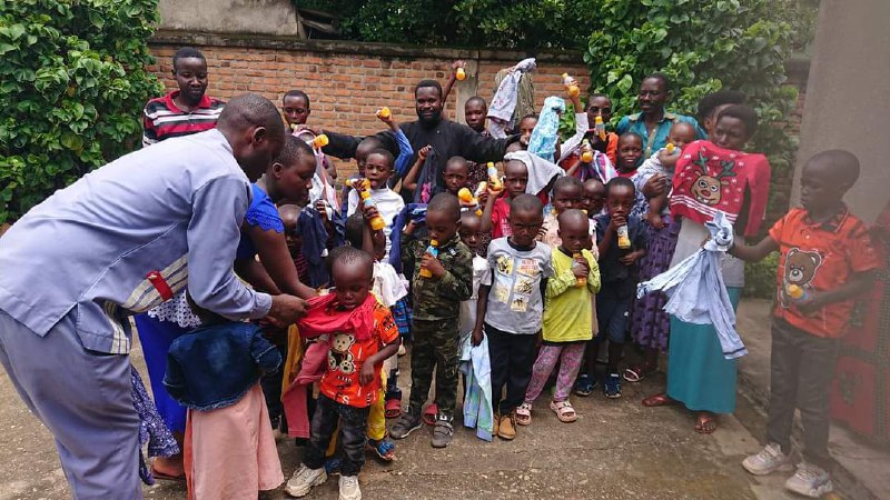 Передача гуманитарной помощи православным верующим в Бурунди. Фото: официальный сайт Патриаршего экзархата Африки