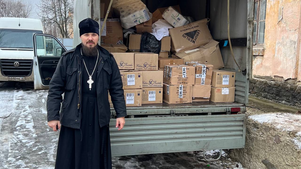 Руководитель социального отдела Луганской епархии протоиерей Александр Беспалов доставляет помощь пострадавшим мирным жителям