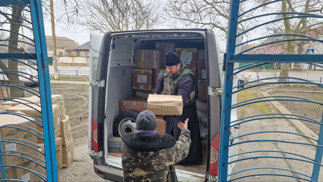 Руководитель специального гуманитарного центра Крымской митрополии протоиерей Димитрий Кротков передает помощь пострадавшим мирным жителям