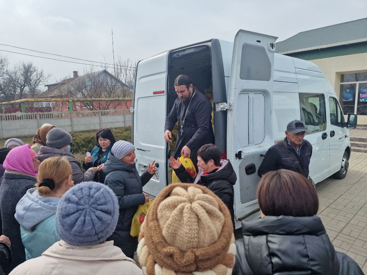 Руководитель специального гуманитарного центра Крымской митрополии протоиерей Димитрий Кротков раздает помощь пострадавшим мирным жителям