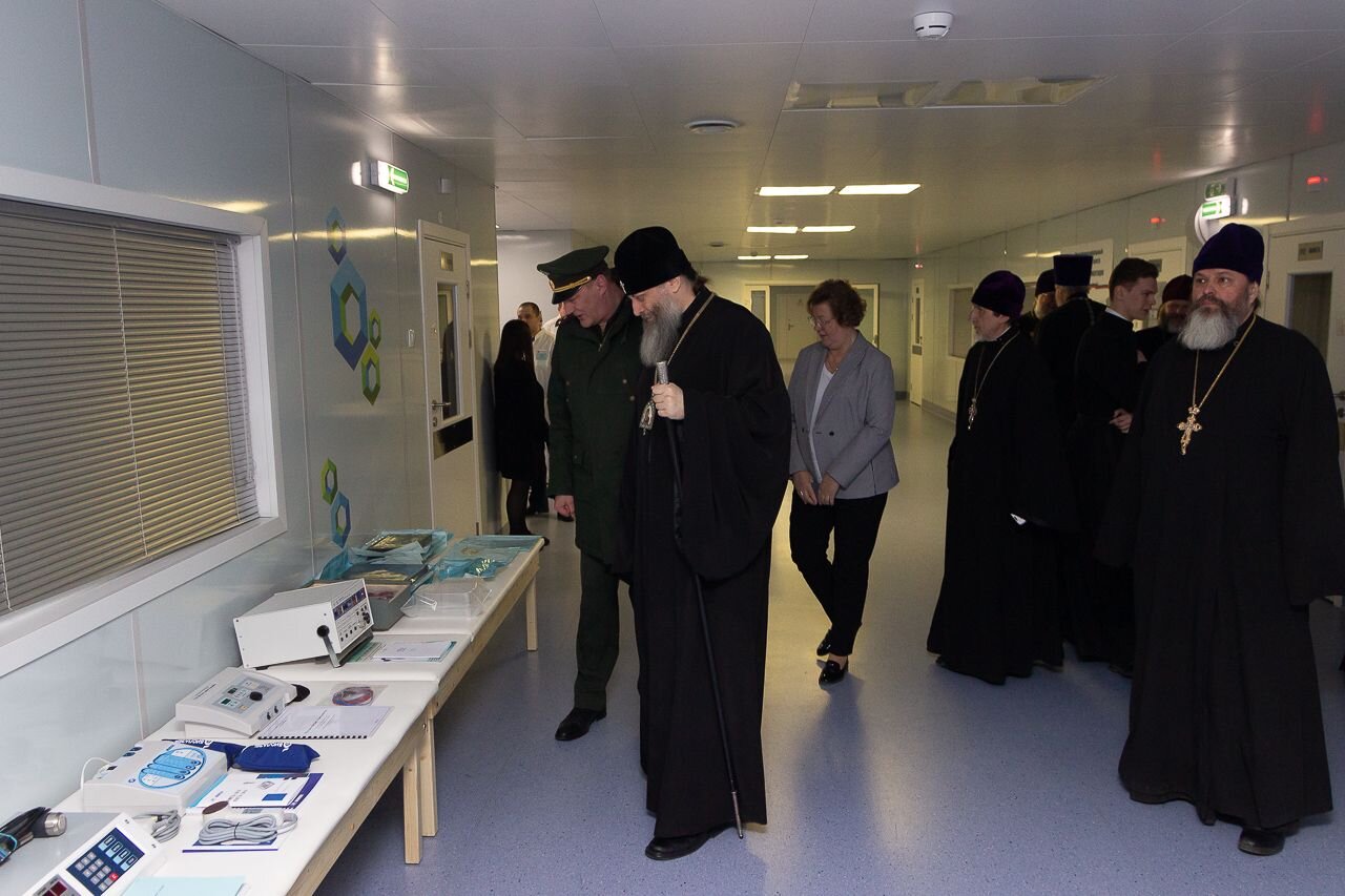 Митрополит Новосибирский и Бердский Никодим во время посещения Военного госпиталя №425