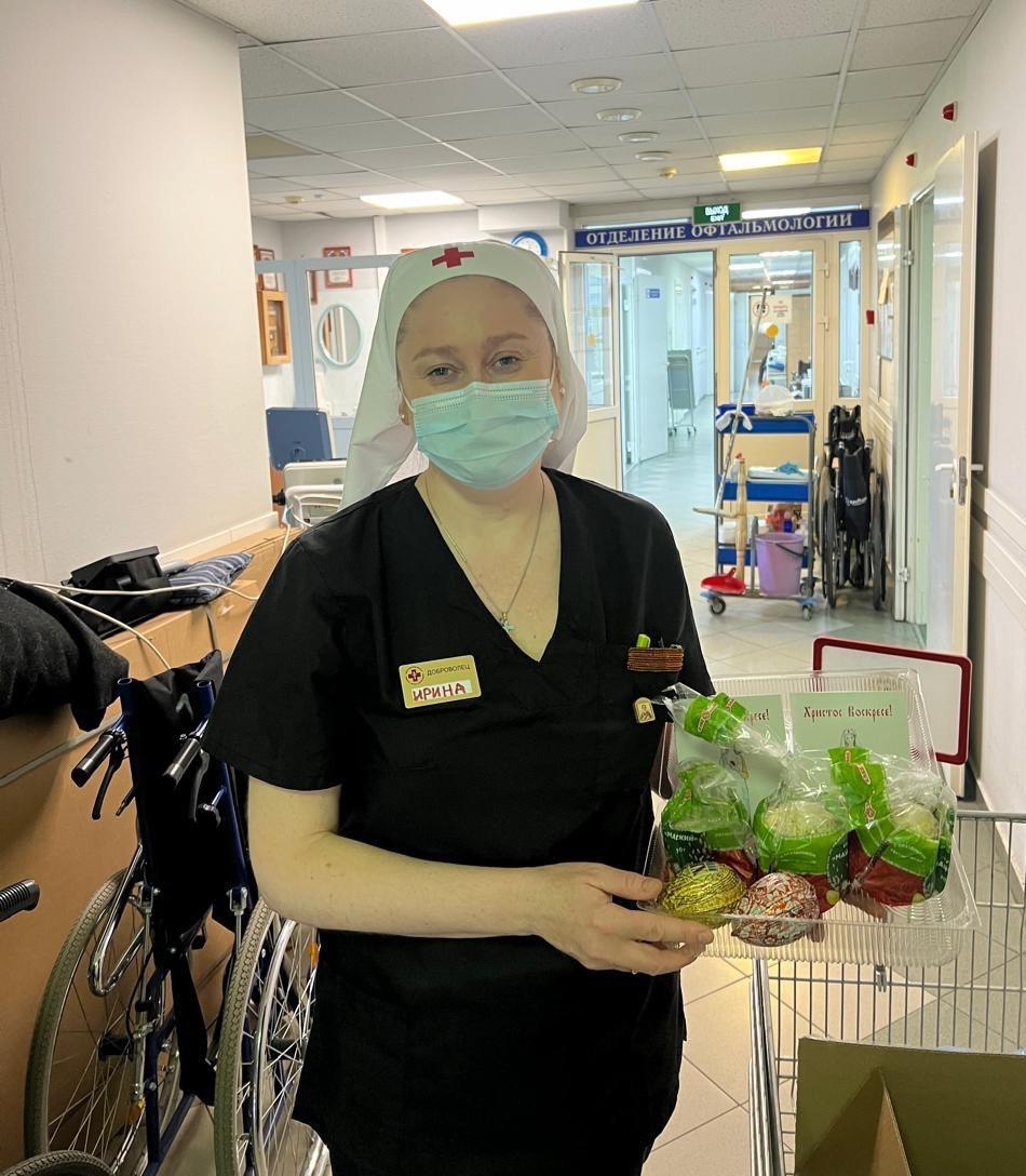 Доброволец по уходу Ирина Белобородько с пасхальными подарками в госпитале