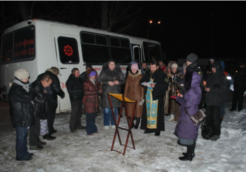 На первом молебне присутсвовало около 25 человек, среди которых были и бездомные, и добровольцы, и сотрудники православной службы милосердие Екатеринбургской епархии